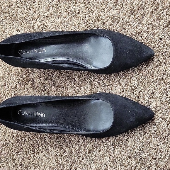Elegant Black Women's Calvin Klein Suede Pumps - Picture 4 of 13